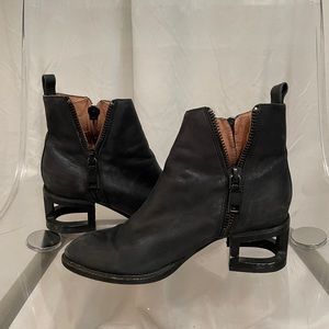 Black leather booties / ankle boots